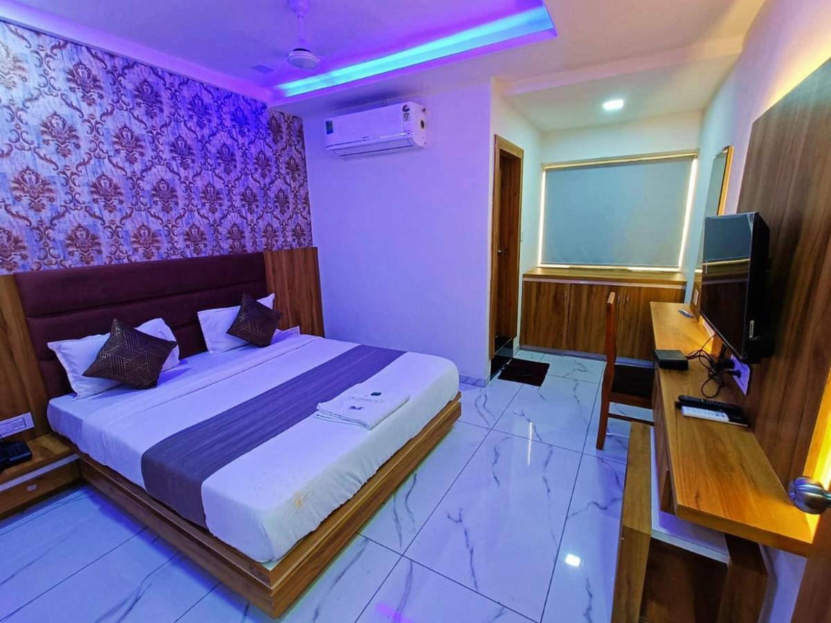 Hotel Rock อานันด์ ภายนอก รูปภาพ